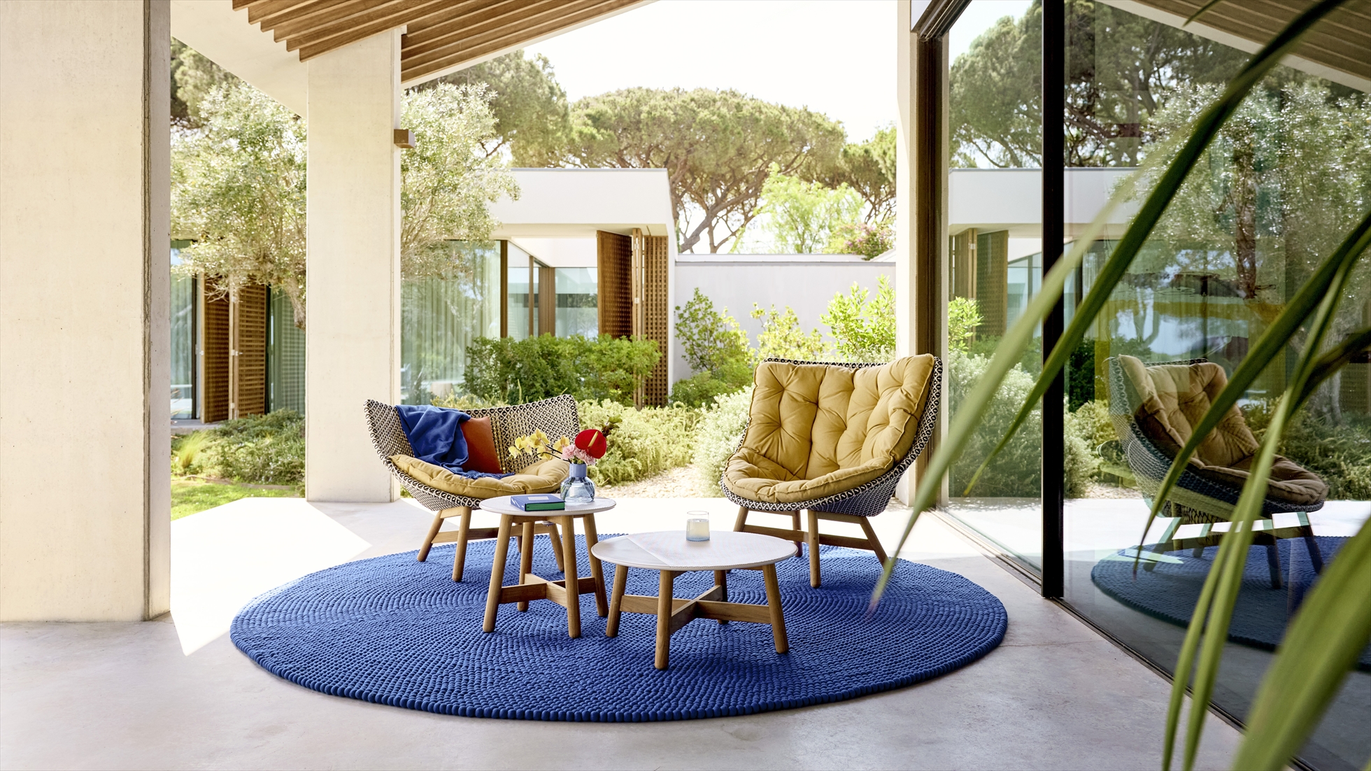 mood_lounging_dedon_mbrace